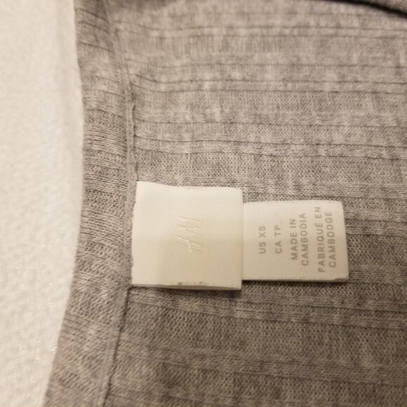 H&M Light Grey Cropped Cardigan X-Small Ribbed Long Sleeve Button Up V-Neck Top - Picture 4 of 8